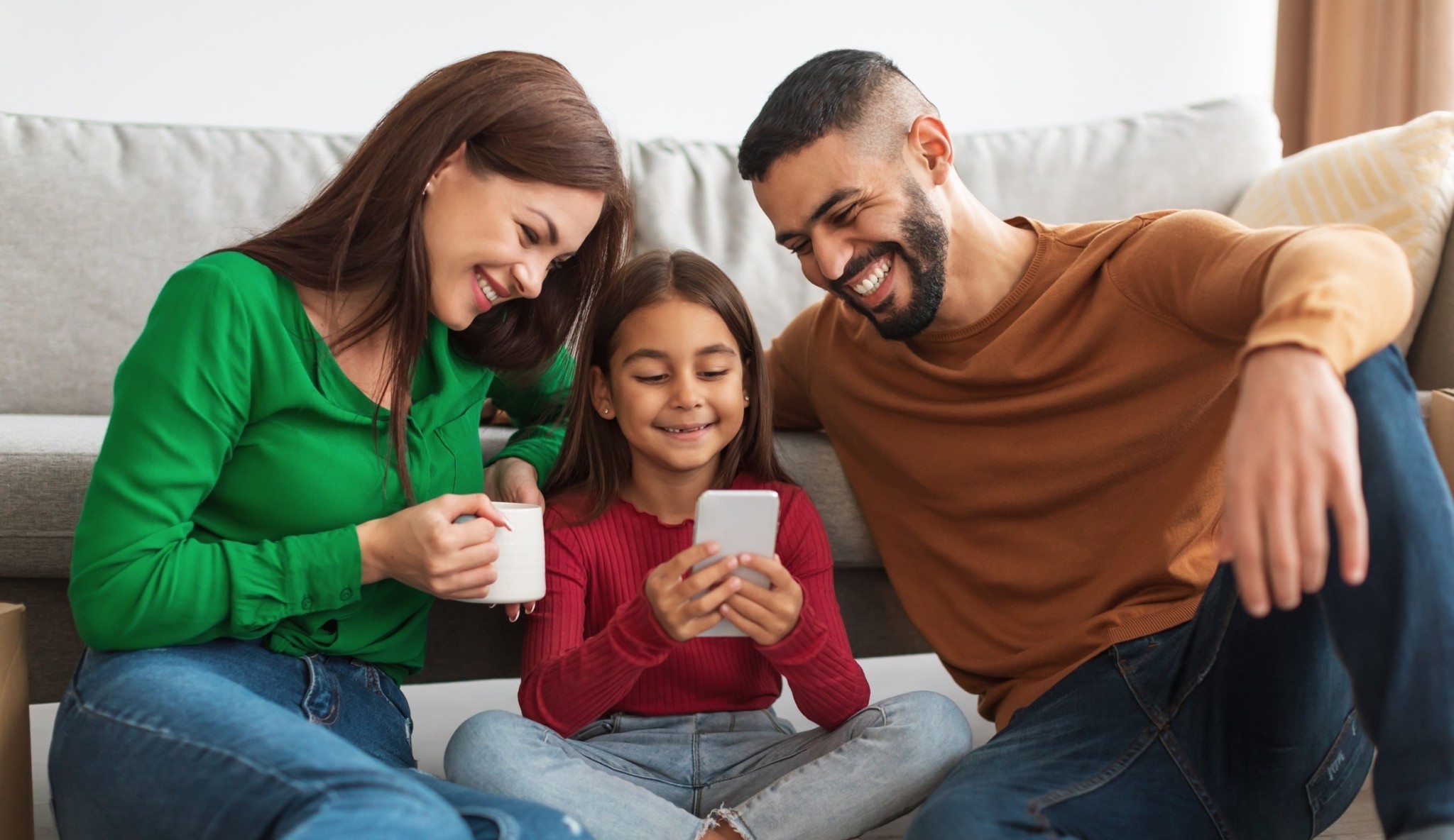 Kaspersky: Από βιντεοκλήσεις μέχρι ανταλλαγή memes – Πώς η ψηφιακή καθημερινότητα επηρεάζει την οικογενειακή ζωή