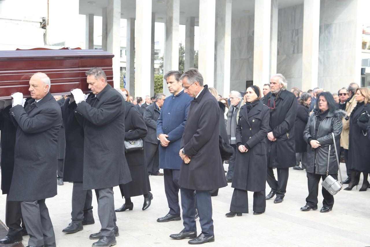 Οι γιοί του Νίκου Στασινόπουλου (πίσω από το φέρετρο), Μιχάλης και Ιπποκράτης