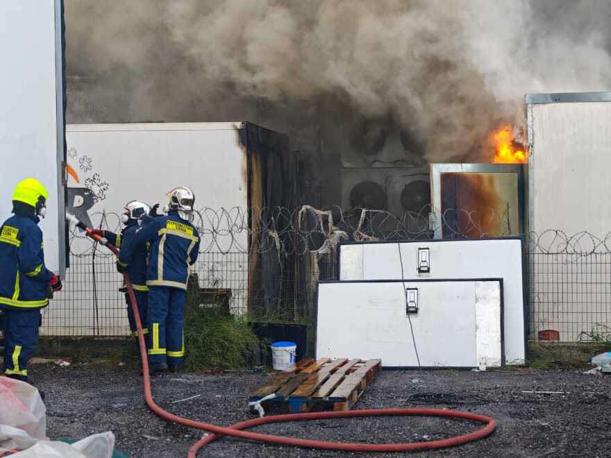 Μεγάλη φωτιά στο Κορωπί: Στις φλόγες αποθήκες με πλαστικά και αυγά (vids) | Ειδήσεις για την Οικονομία