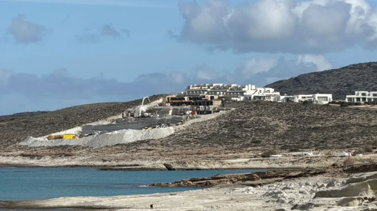 Μήλος: Νέο «οικολογικό έγκλημα» με πεντάστερο ξενοδοχείο στον Μύτακα δίπλα στο Σαρακήνικο (vid)