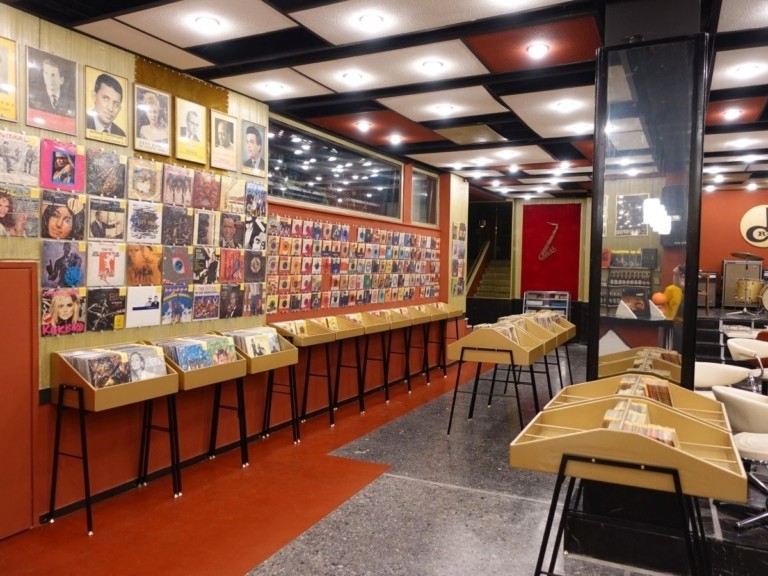 Κρασί, δίσκοι, πίτσα και φυτά – Τα πολυχρηστικά καταστήματα που αλλάζουν την Αθήνα