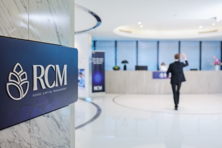 Κρις Ρόκος: Ο «αόρατος» μάγος των αγορών που κέρδισε μισό δισεκατομμύριο ευρώ το 2025 είναι ελληνικής καταγωγής