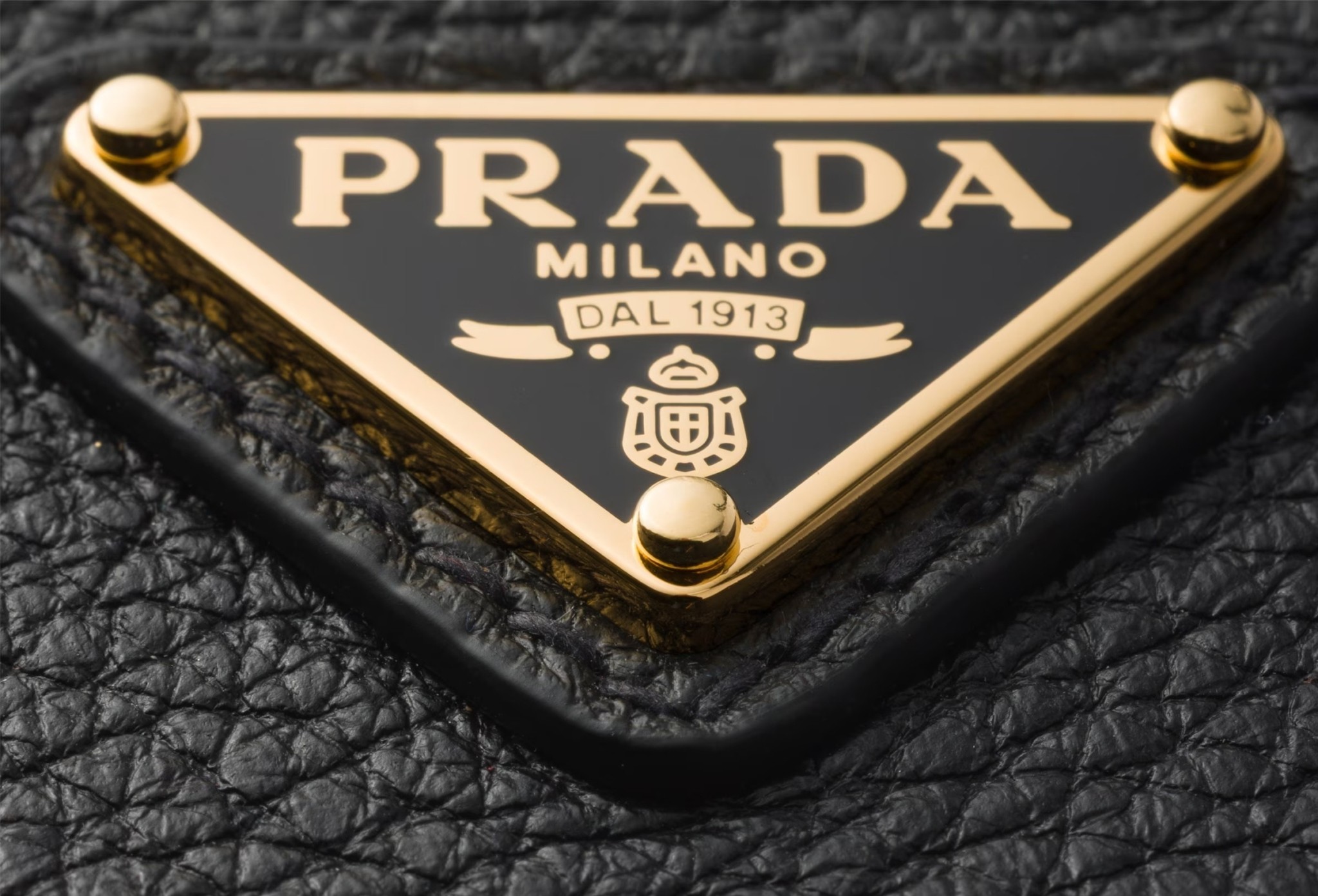 Ολη η αλήθεια για το τι εκφράζουν τα σύμβολα των μεγάλων οίκων μόδας  