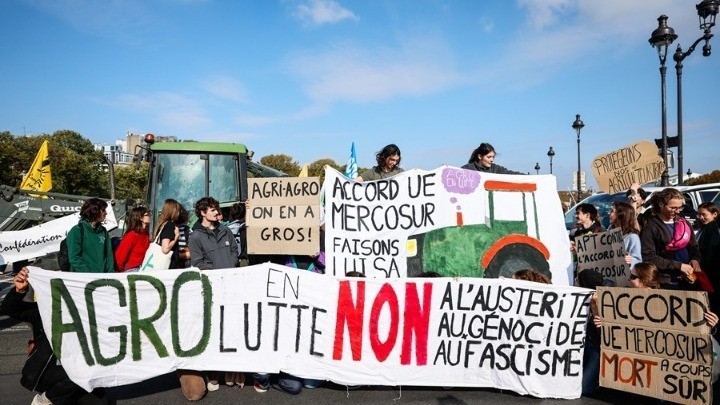 Παρίσι: Tα τρακτέρ των αγροτών που διαδηλώνουν έφθασαν στον Πύργο του Άιφελ | Ειδήσεις για την Οικονομία