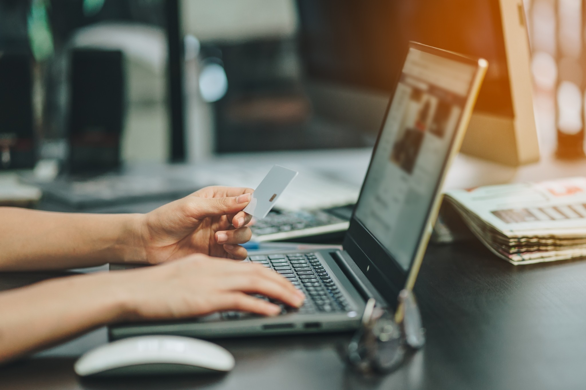 Γιατί προτιμάμε να αγοράζουμε καλλυντικά στα καταστήματα και όχι online