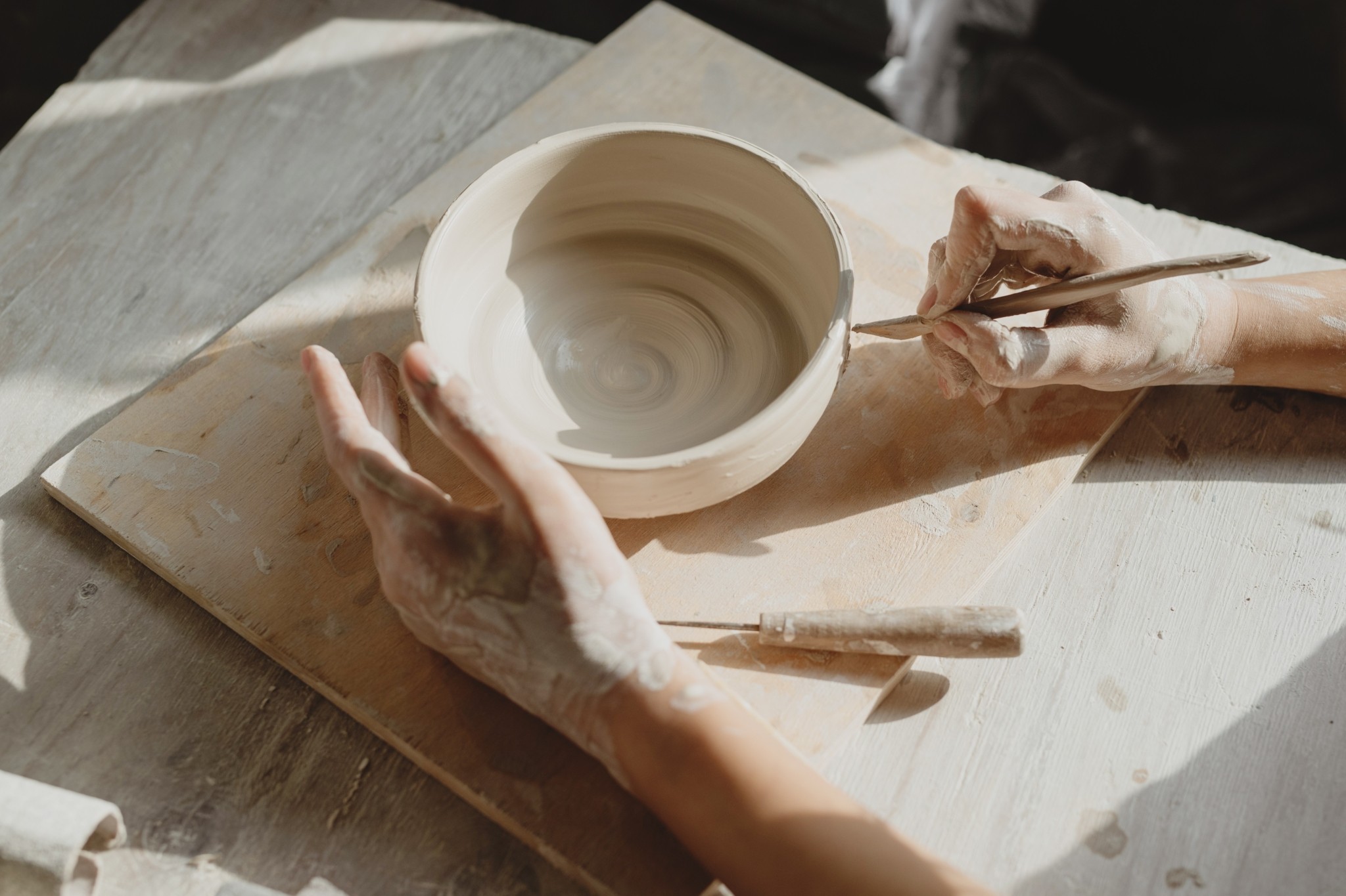 Η άνθηση της κεραμικής στην Ελλάδα – Πώς από χόμπι και ψυχοθεραπεία έγινε μόδα και εισόδημα