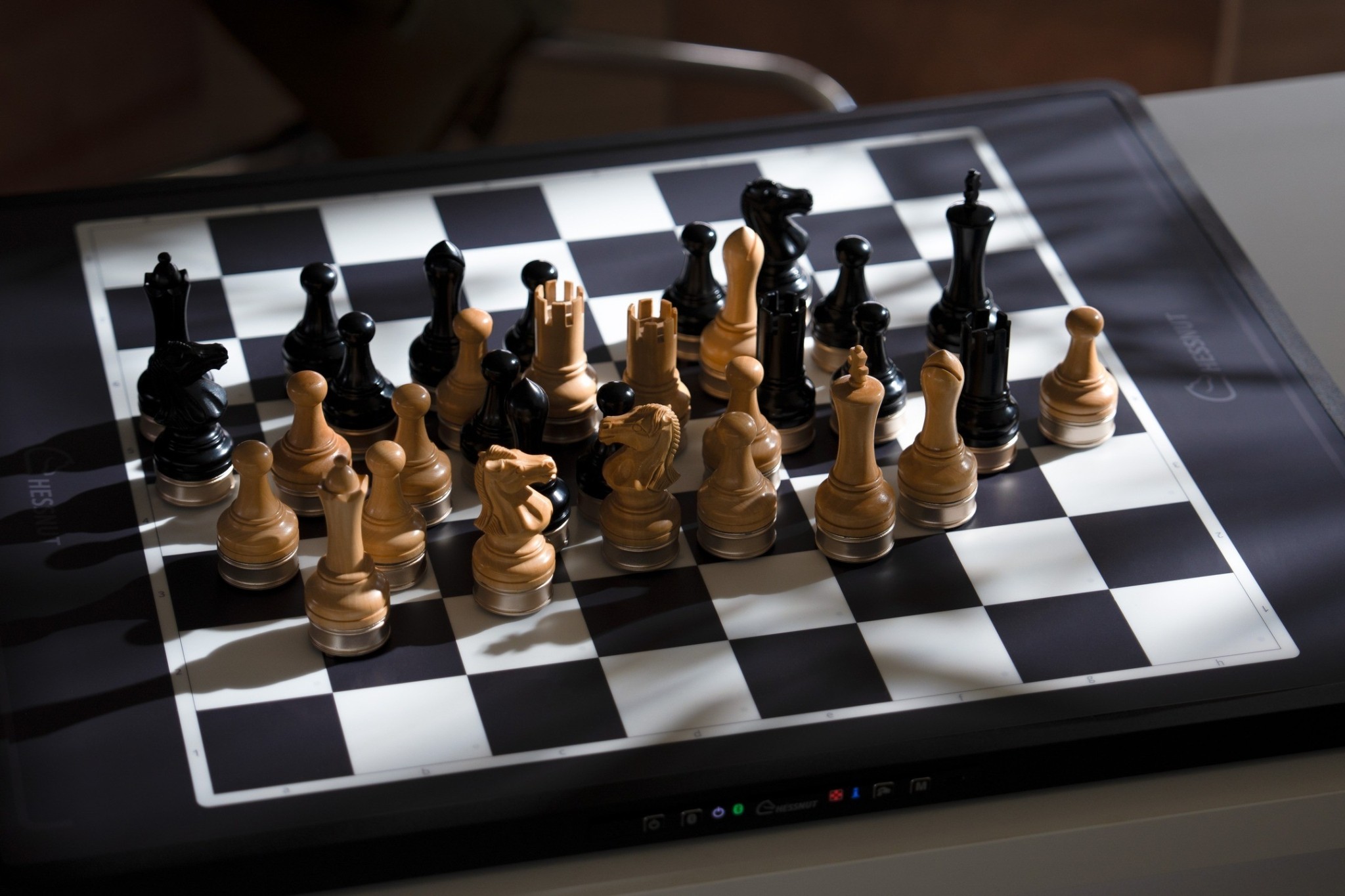 Πώς είναι να παίζεις σκάκι με αντίπαλο την τεχνητή νοημοσύνη και τα πιόνια να κινούνται μόνα τους