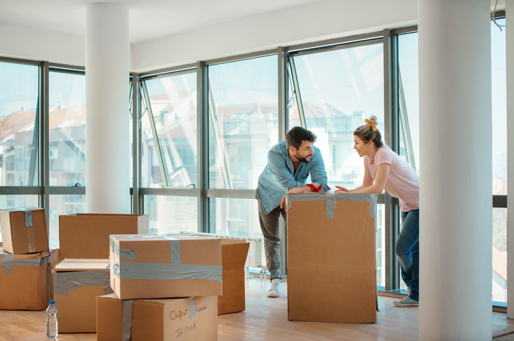 Η ιστορική στροφή της Gen Z: Επενδύουν στo Χρηματιστήριo, δεν αγοράζουν δικό τους ακίνητο