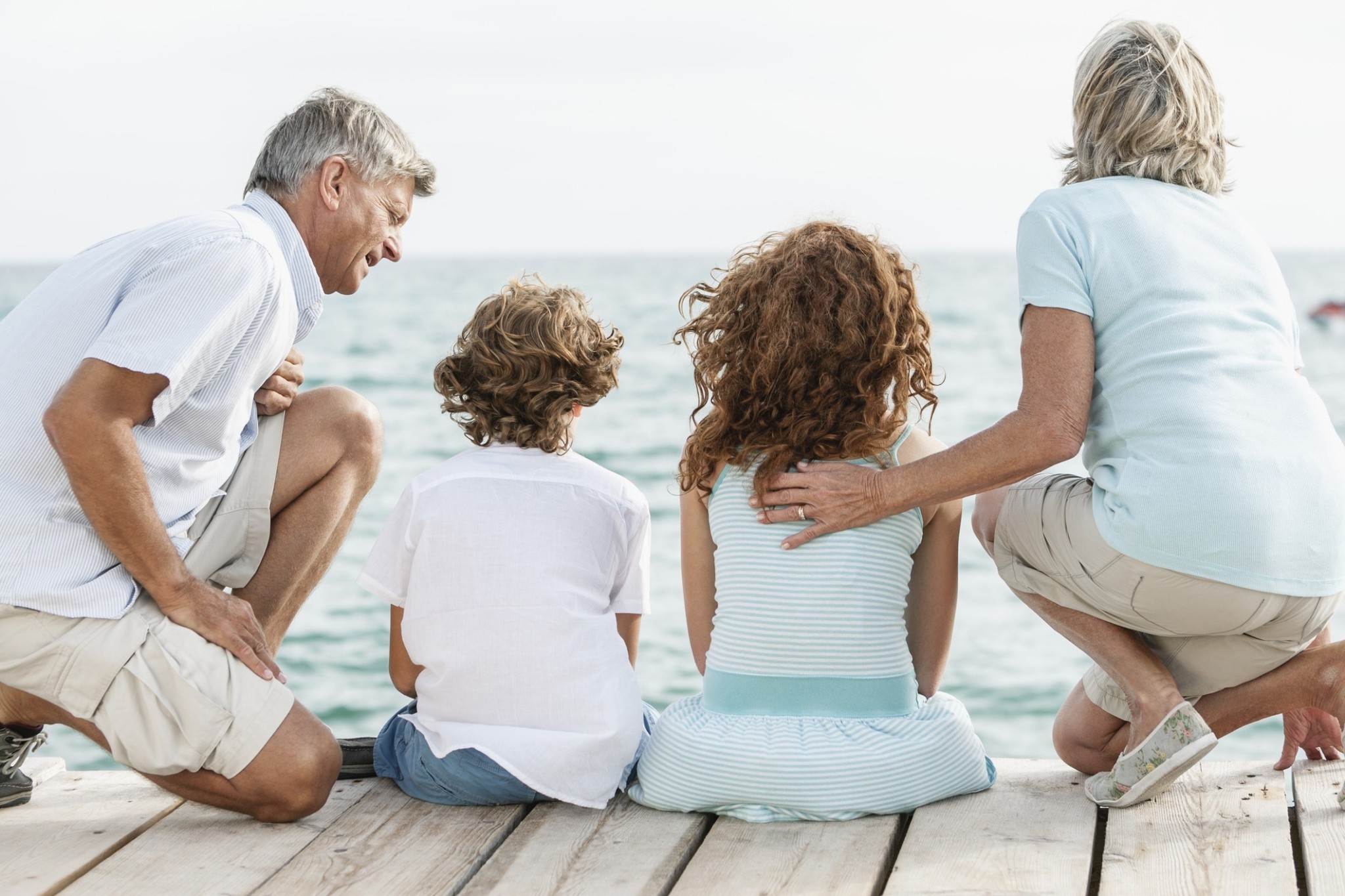 Νέα τάση: Οικογενειακές διακοπές με τον παππού και τη γιαγιά σε βίλα