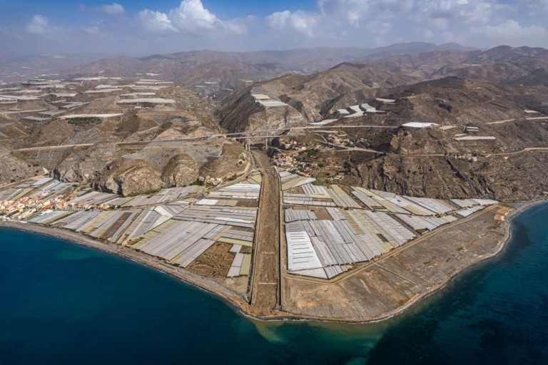 Αυτό είναι το μεγαλύτερο θερμοκήπιο που τρέφει όλη την Ευρώπη