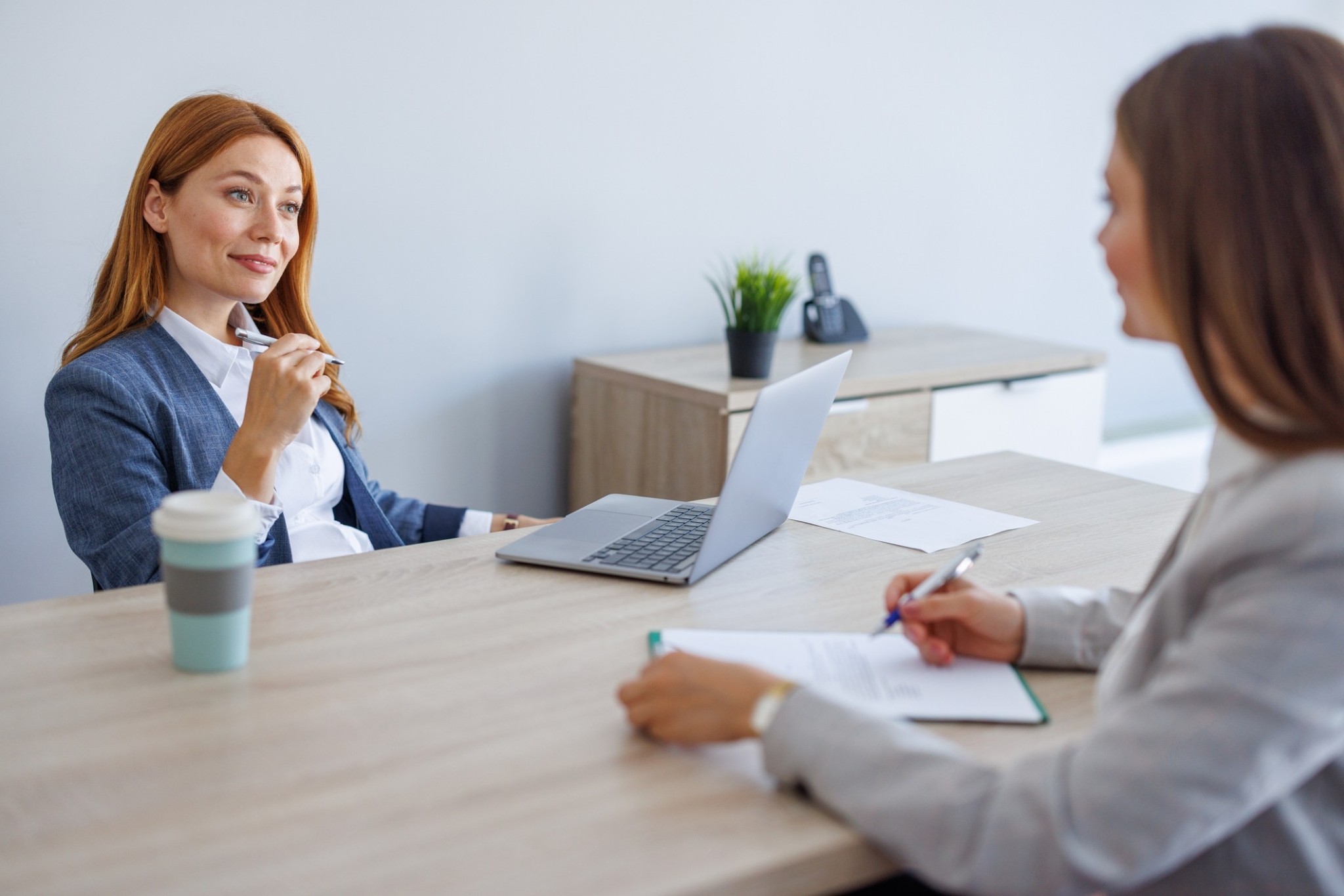 Το αμφιλεγόμενο τεστ του καφέ: Η απλή κίνηση που αποκαλύπτει την αξία ενός υποψηφίου