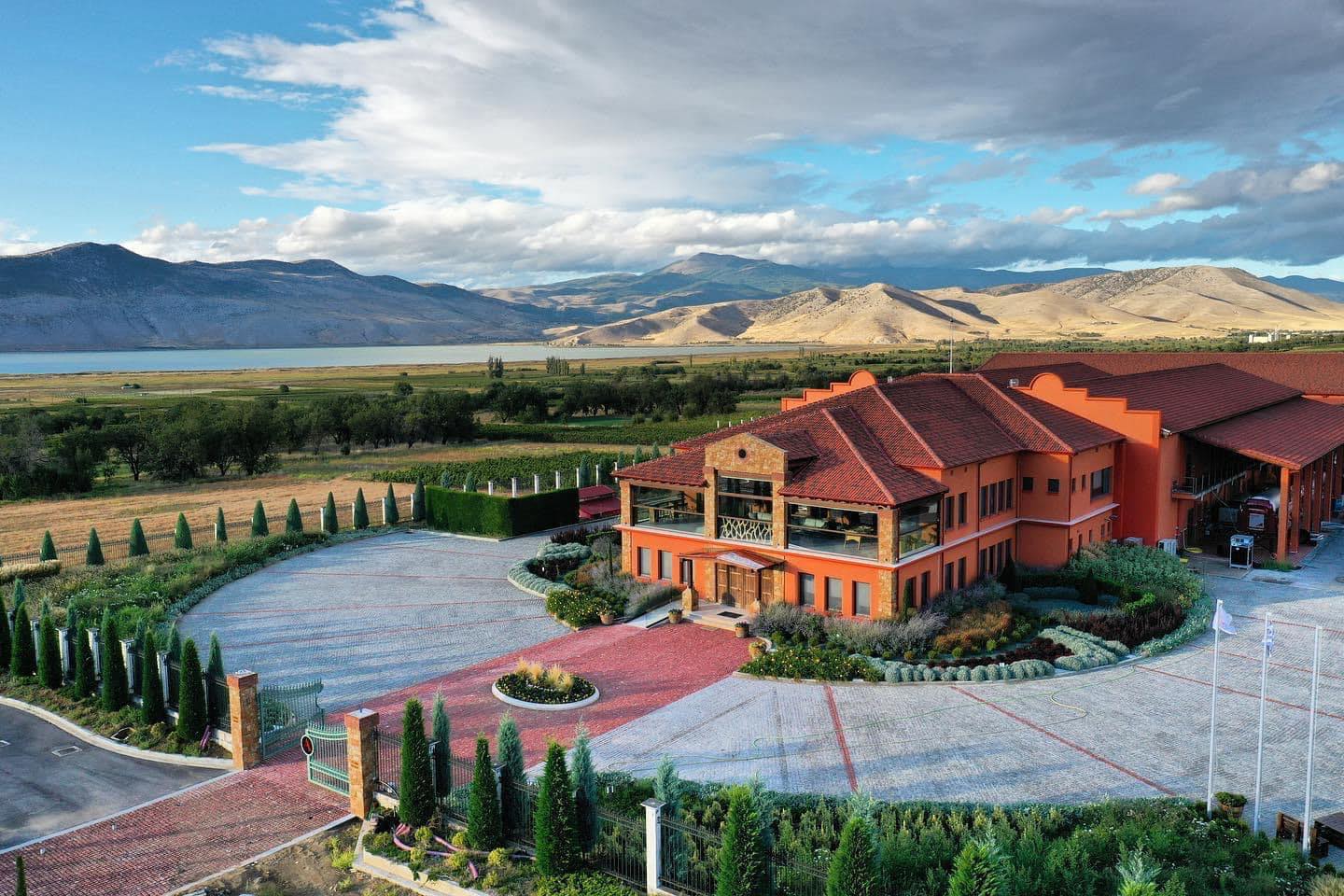 Αγγελος Ιατρίδης: Από το Αμύνταιο, την IVES και το Château Margaux στην εξαγορά του Μπουτάρη στη Σαντορίνη