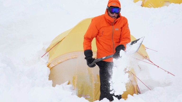 Ο άνθρωπος που ταξιδεύει προς τη μέση του πουθενά