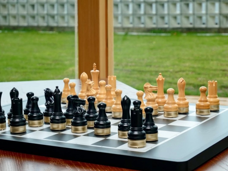 Πώς είναι να παίζεις σκάκι με αντίπαλο την τεχνητή νοημοσύνη και τα πιόνια να κινούνται μόνα τους