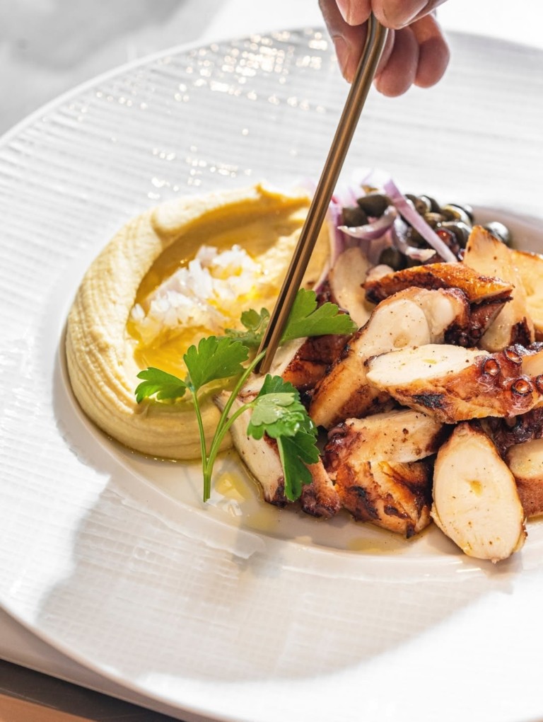 H εμπειρία στο Milos Athens: Κλασικό, λιτό και απαράμιλλο