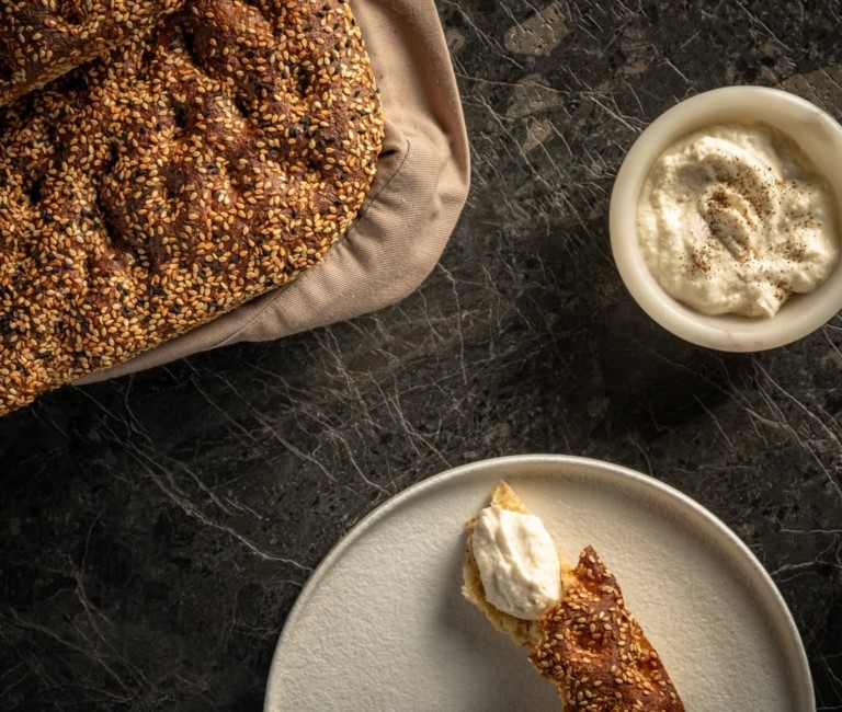 Sold out οι λαγάνες στα micro-bakeries της Αθήνας: Ουρές από νωρίς το πρωί