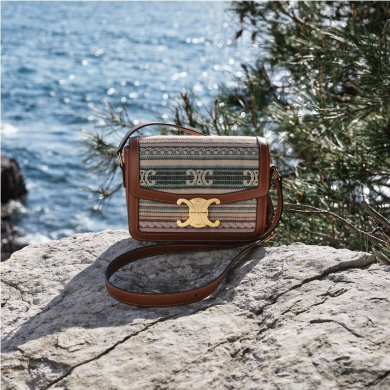 Triomphe: Αυτή η τσάντα είναι το σύγχρονο σύμβολο του οίκου Celine