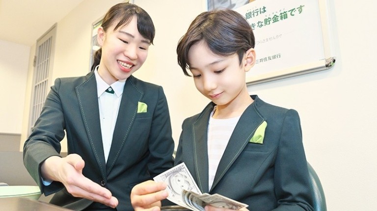 Μαθήματα οικονομίας made in Japan από ένα γκισέ 1,20μ.