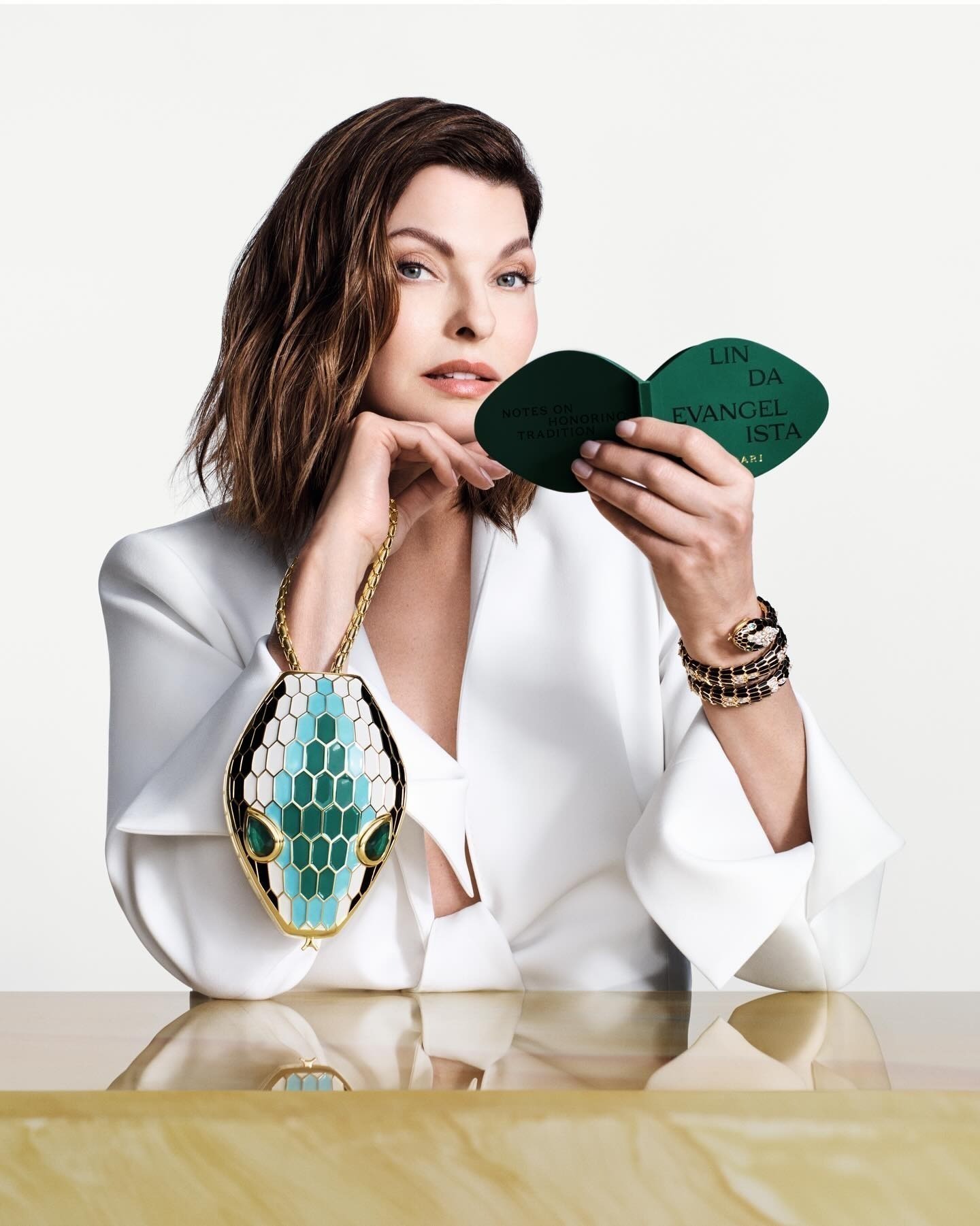 Οι νέες τσάντες-αριστουργήματα από τη Μαίρη Κατράντζου για τον οίκο Bvlgari