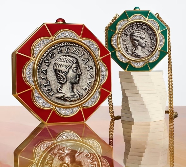 Οι νέες τσάντες-αριστουργήματα από τη Μαίρη Κατράντζου για τον οίκο Bvlgari