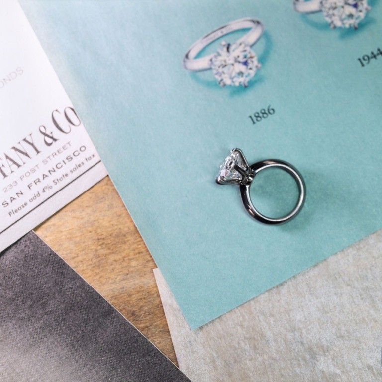 Πέτρα, σχέδιο, τιμή: Πώς δημιουργείται ένα μονόπετρο δαχτυλίδι κατά παραγγελία