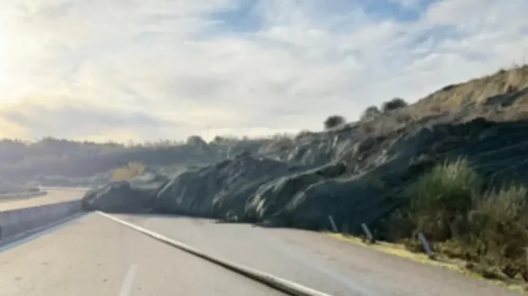 Κλειστή η Ιόνια Οδός στο ύψος της Συκούλας λόγω κατολίσθησης