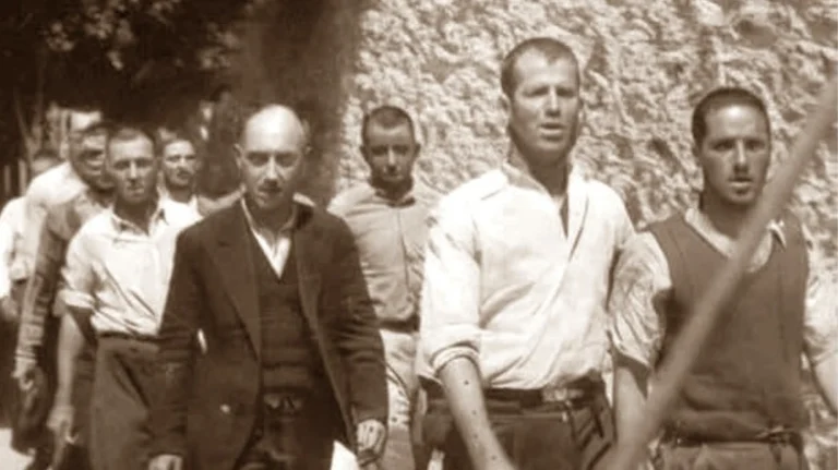 Ταυτοποιήθηκε ο πρώτος από τις φωτογραφίες με τους 200 εκτελεσθέντες της Καισαριανής – Σε ποιον αξιωματικό των Ναζί τις αποδίδουν