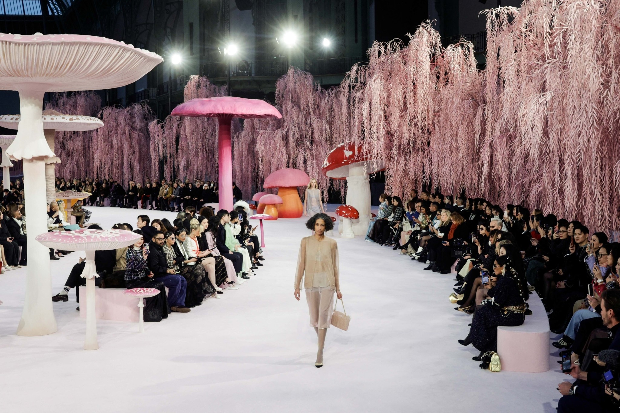 Οι πιο εντυπωσιακές επιδείξεις μόδας είναι υπερπαραγωγές σκηνογραφίας