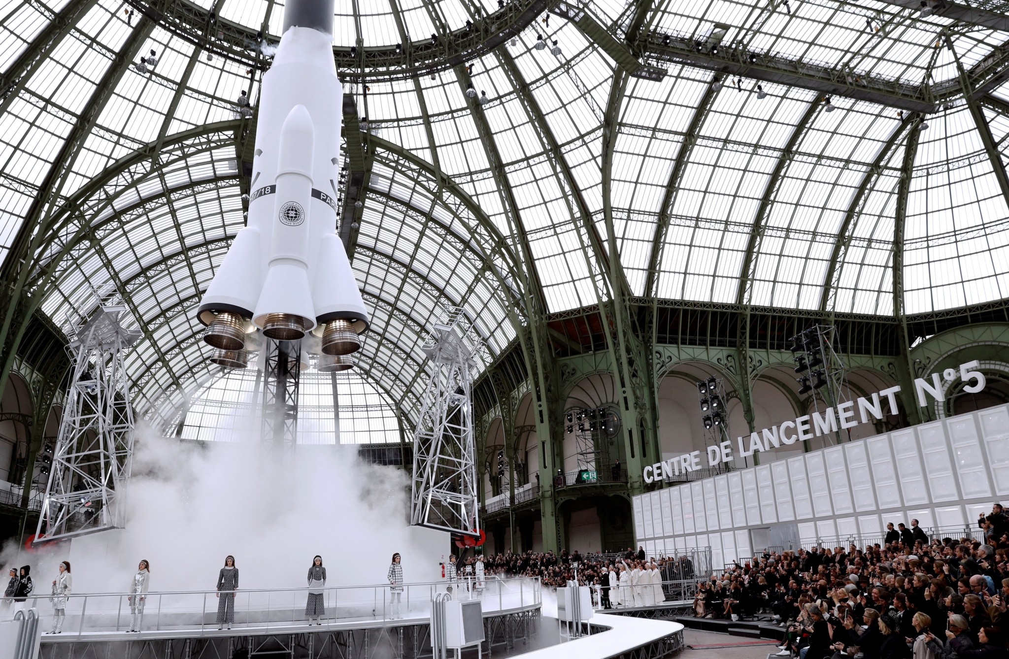 Οι πιο εντυπωσιακές επιδείξεις μόδας είναι υπερπαραγωγές σκηνογραφίας