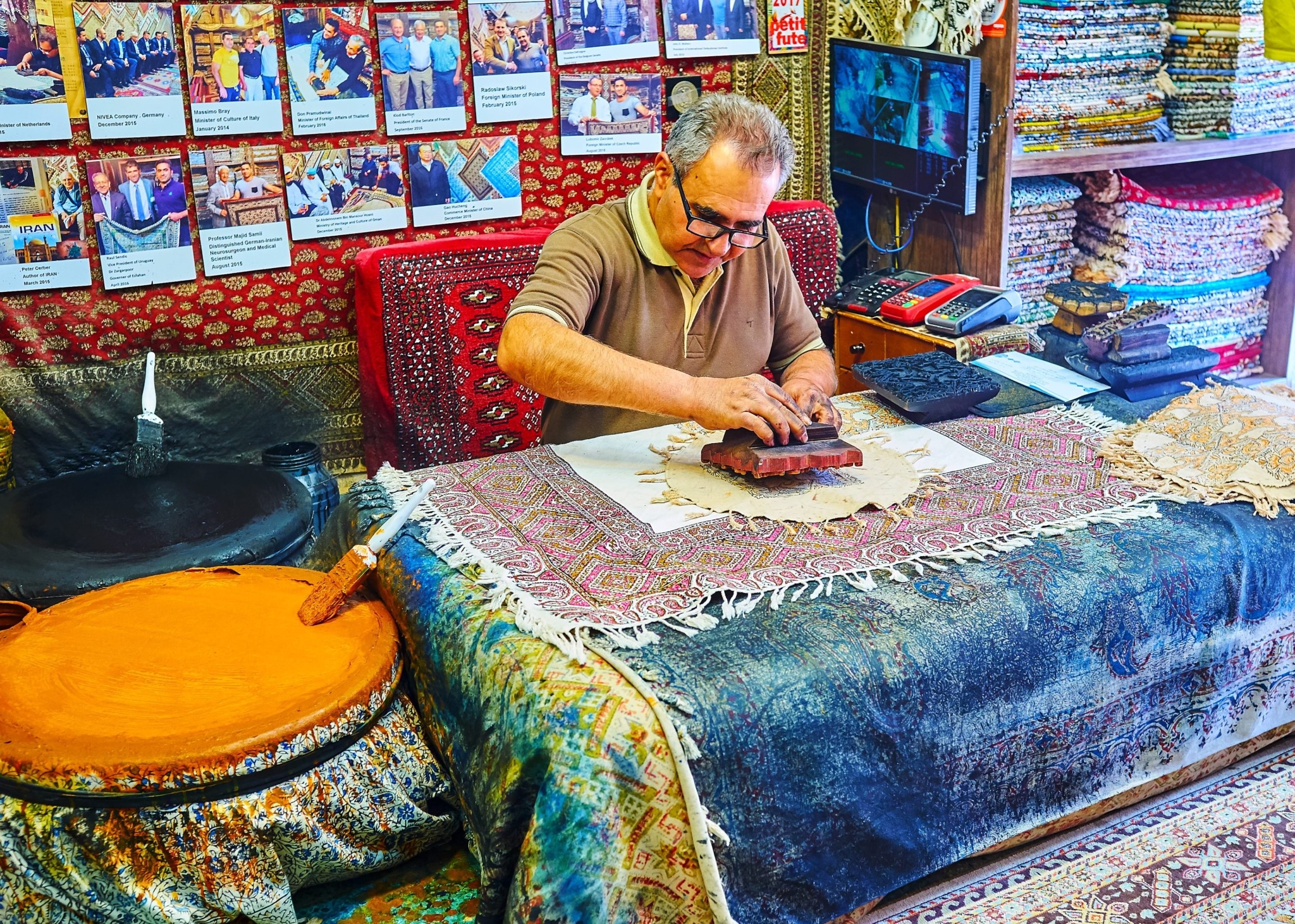 Τα περσικά χαλιά στα σπίτια των Ελλήνων – Τα αυθεντικά, οι τιμές και η τέχνη της ύφανσης