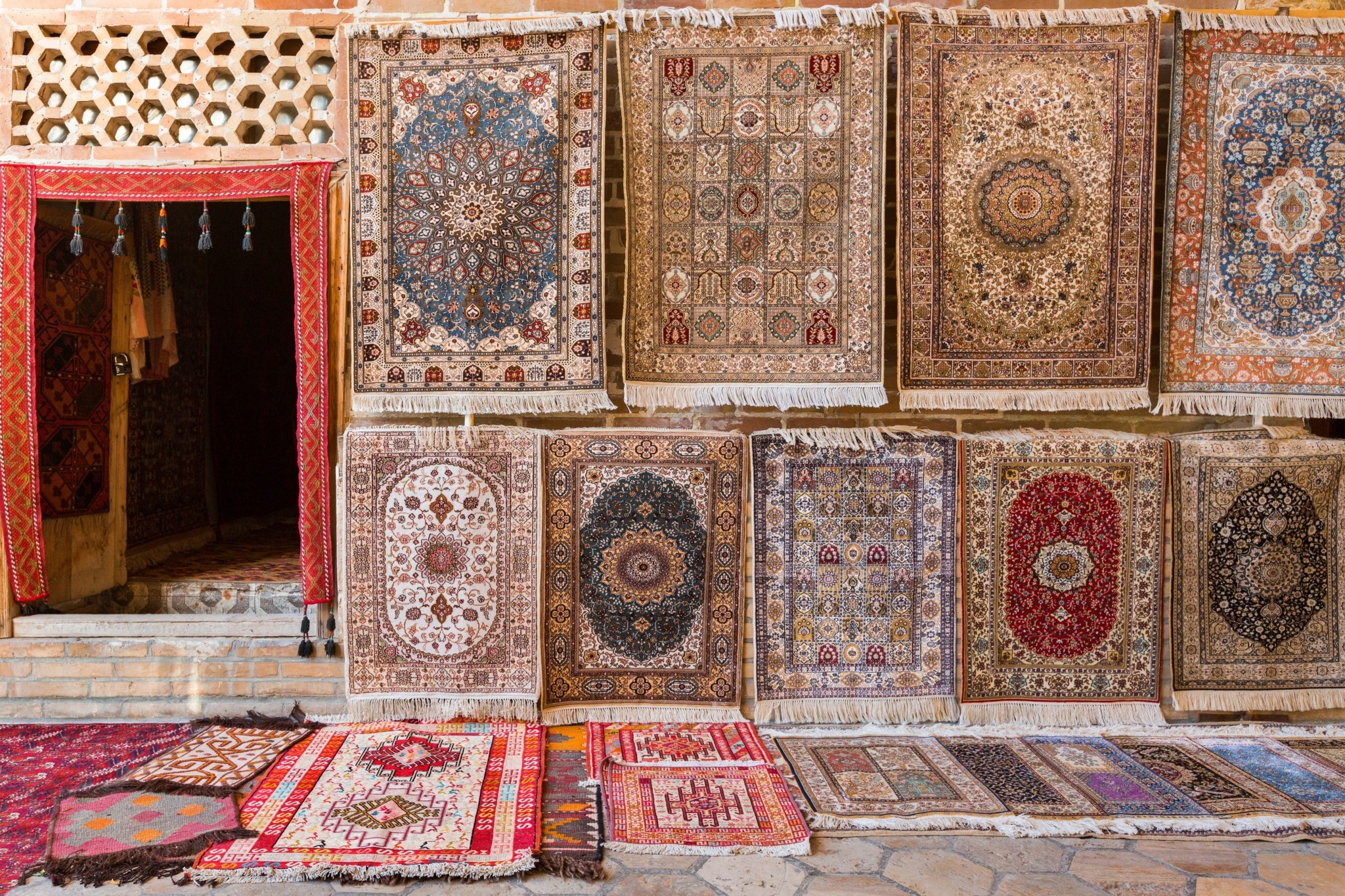 Τα περσικά χαλιά στα σπίτια των Ελλήνων – Τα αυθεντικά, οι τιμές και η τέχνη της ύφανσης