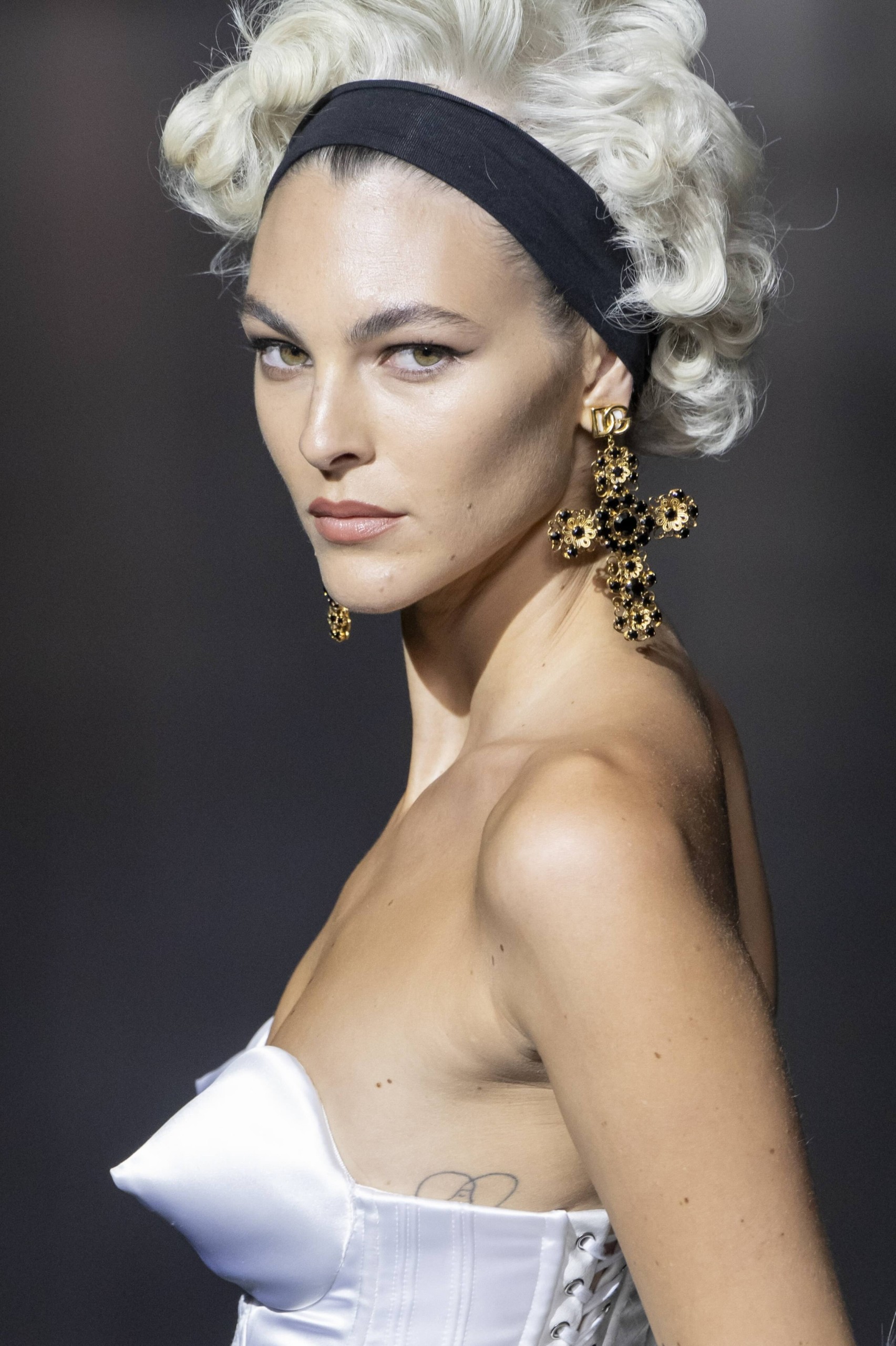 Ιερά κοσμήματα: Σταυροί και φυλαχτά επιστρέφουν στη μόδα