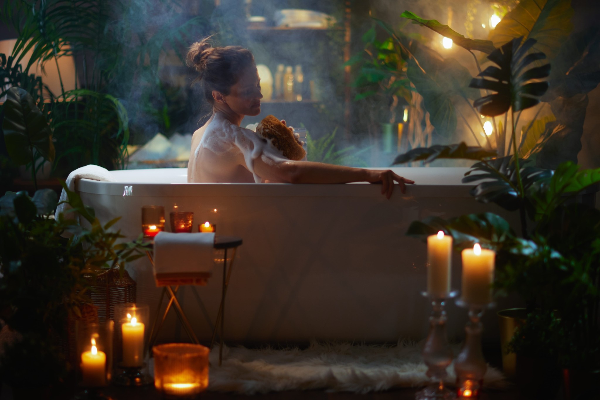 Εχετε δοκιμάσει ντους στο σκοτάδι; Τι λέει η επιστήμη και πόσο βοηθάει για καλύτερο ύπνο