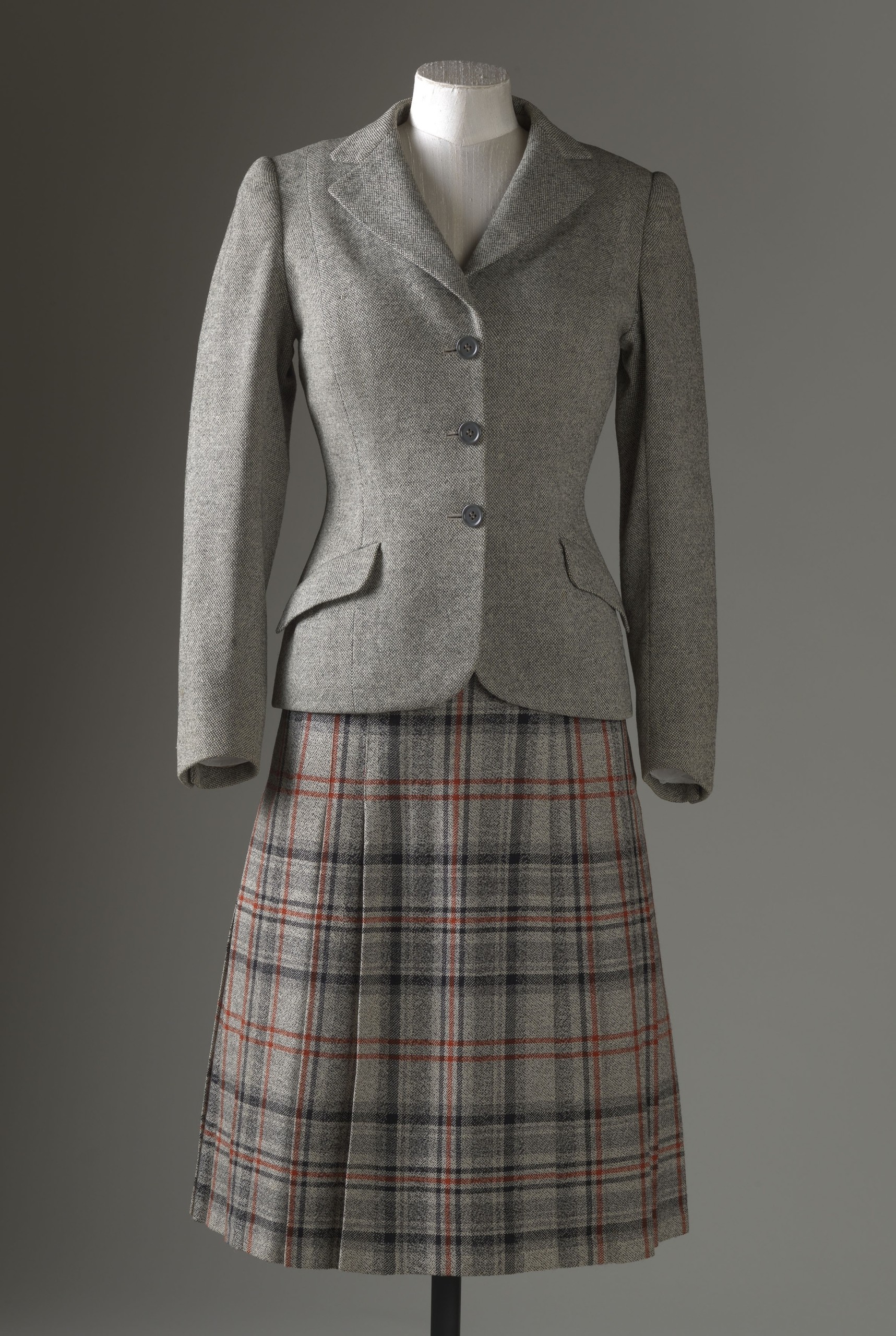 Τα ρούχα της βασίλισσας Ελισάβετ και το στυλ της από μικρό παιδί