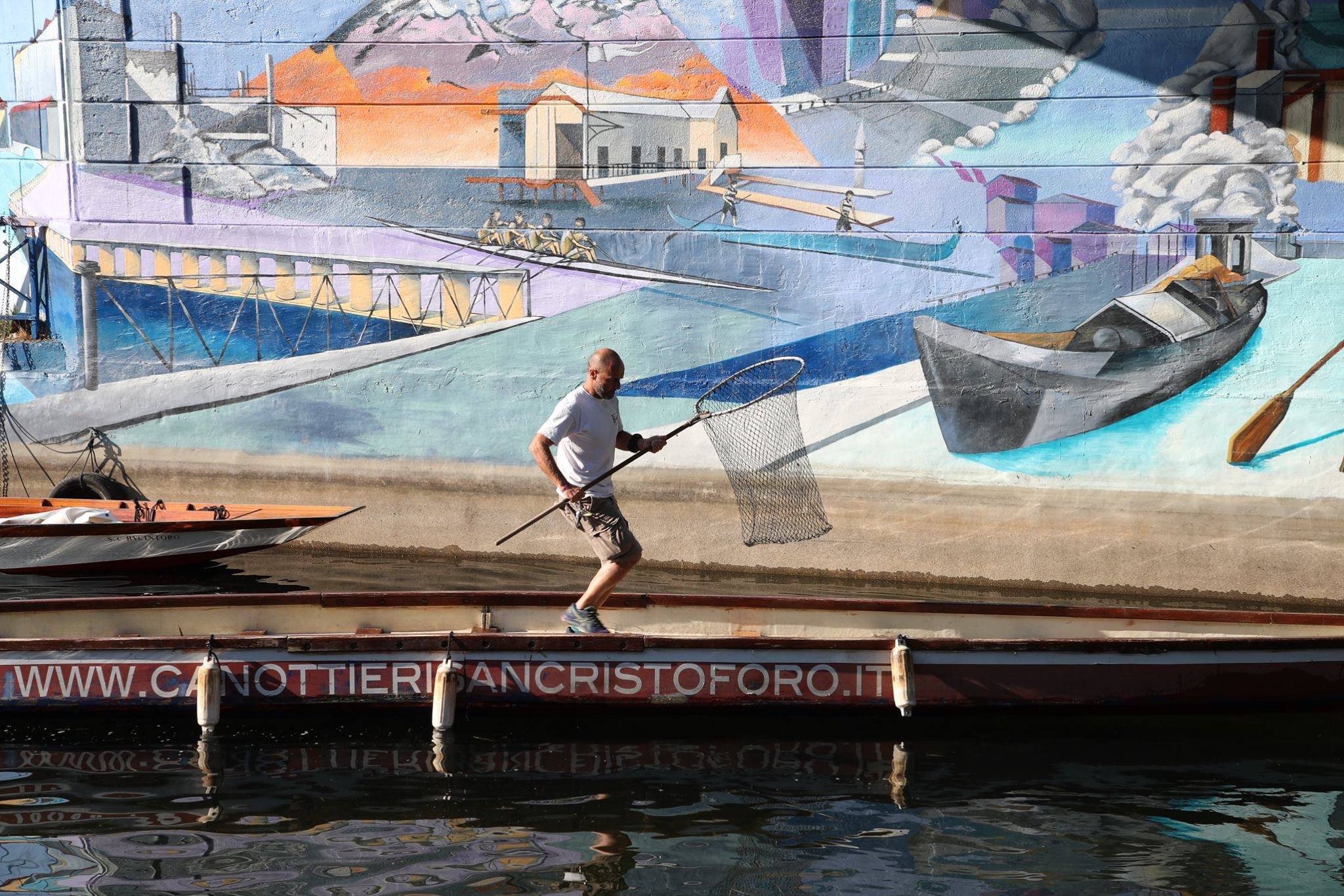 Ο προπονητής που «ψαρεύει» ποδήλατα και ηλεκτρικά πατίνια κάτω από το νερό