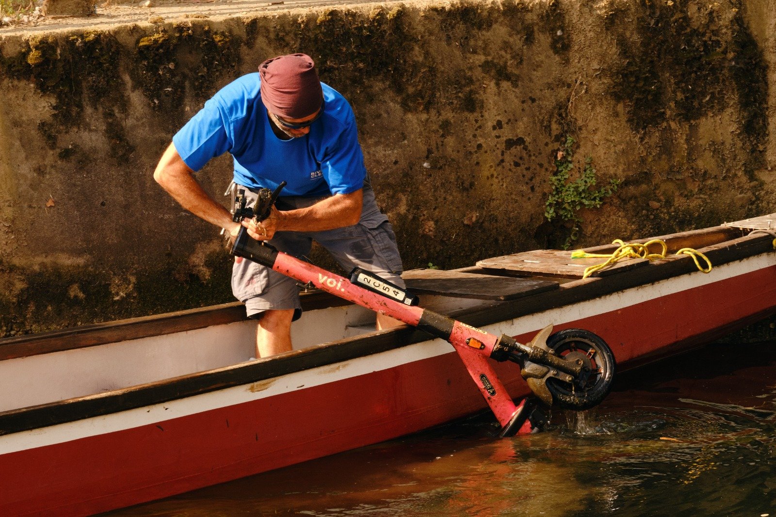 Ο προπονητής που «ψαρεύει» ποδήλατα και ηλεκτρικά πατίνια κάτω από το νερό