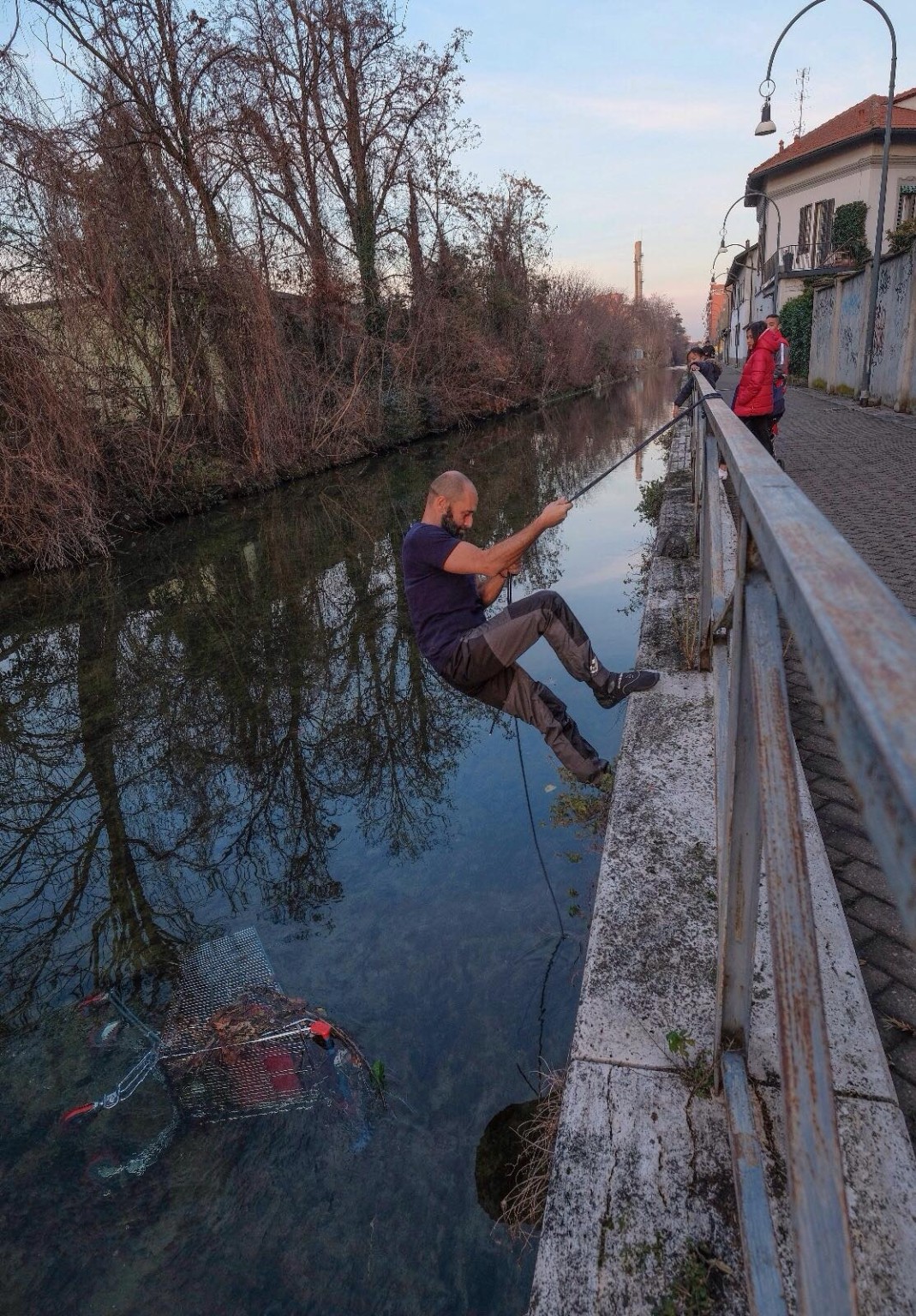 Ο προπονητής που «ψαρεύει» ποδήλατα και ηλεκτρικά πατίνια κάτω από το νερό