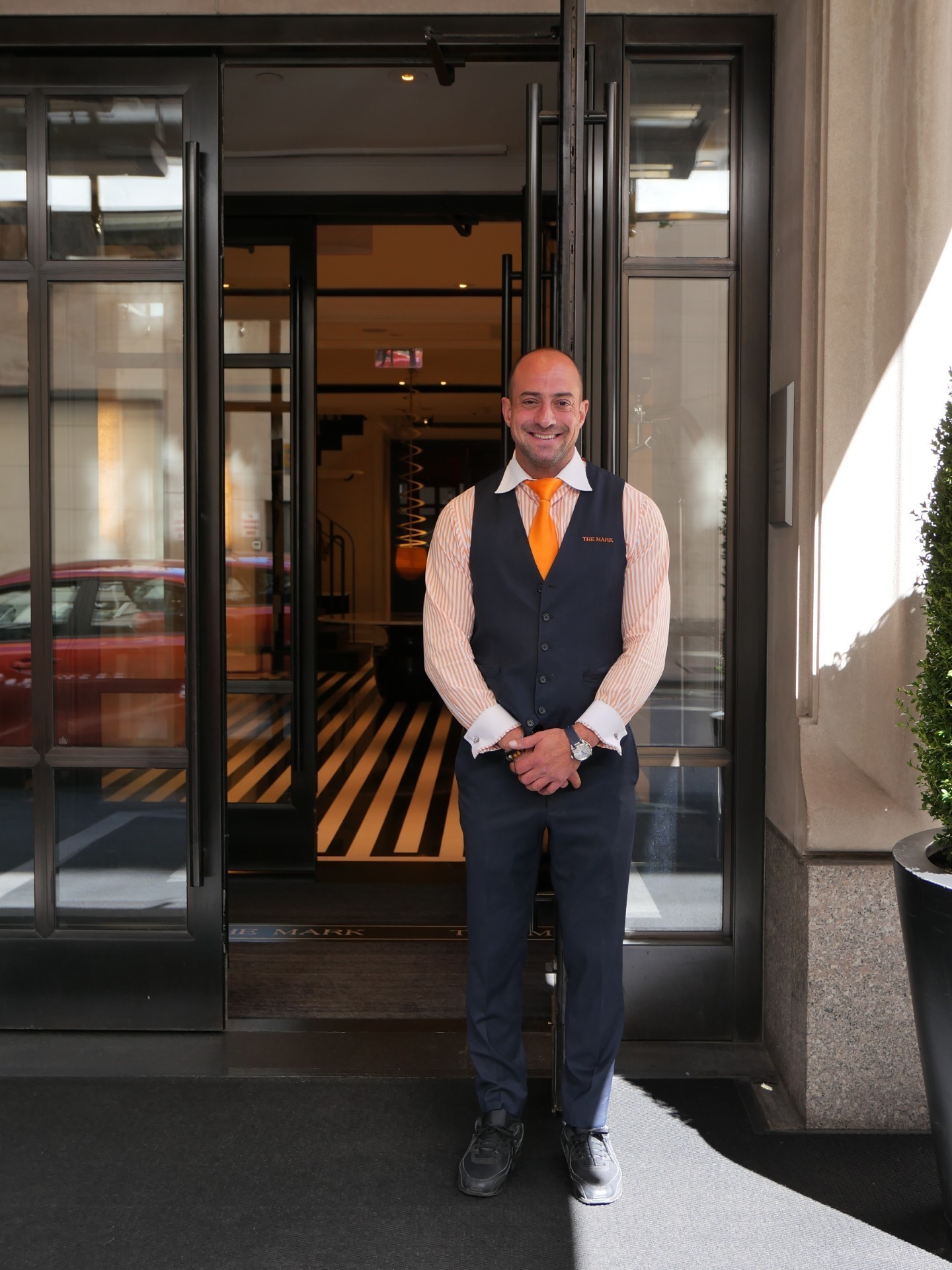 Timmy Giannakodis: Ιστορίες της Νέας Υόρκης από τον Ελληνα θυρωρό του πολυτελούς ξενοδοχείου The Mark