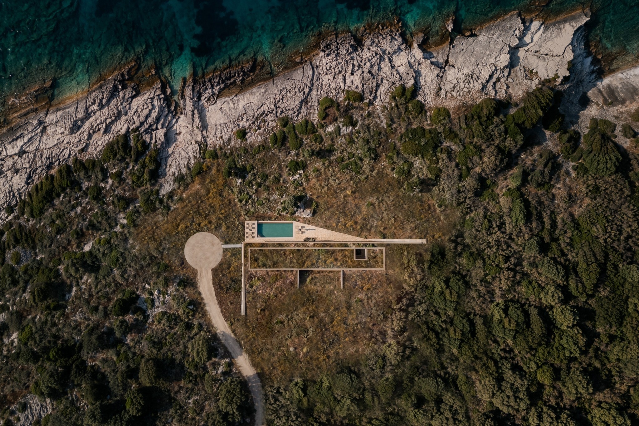 Μια εντυπωσιακή κρυμμένη κατοικία στο Μεγανήσι με μαγική θέα στο Ιόνιο