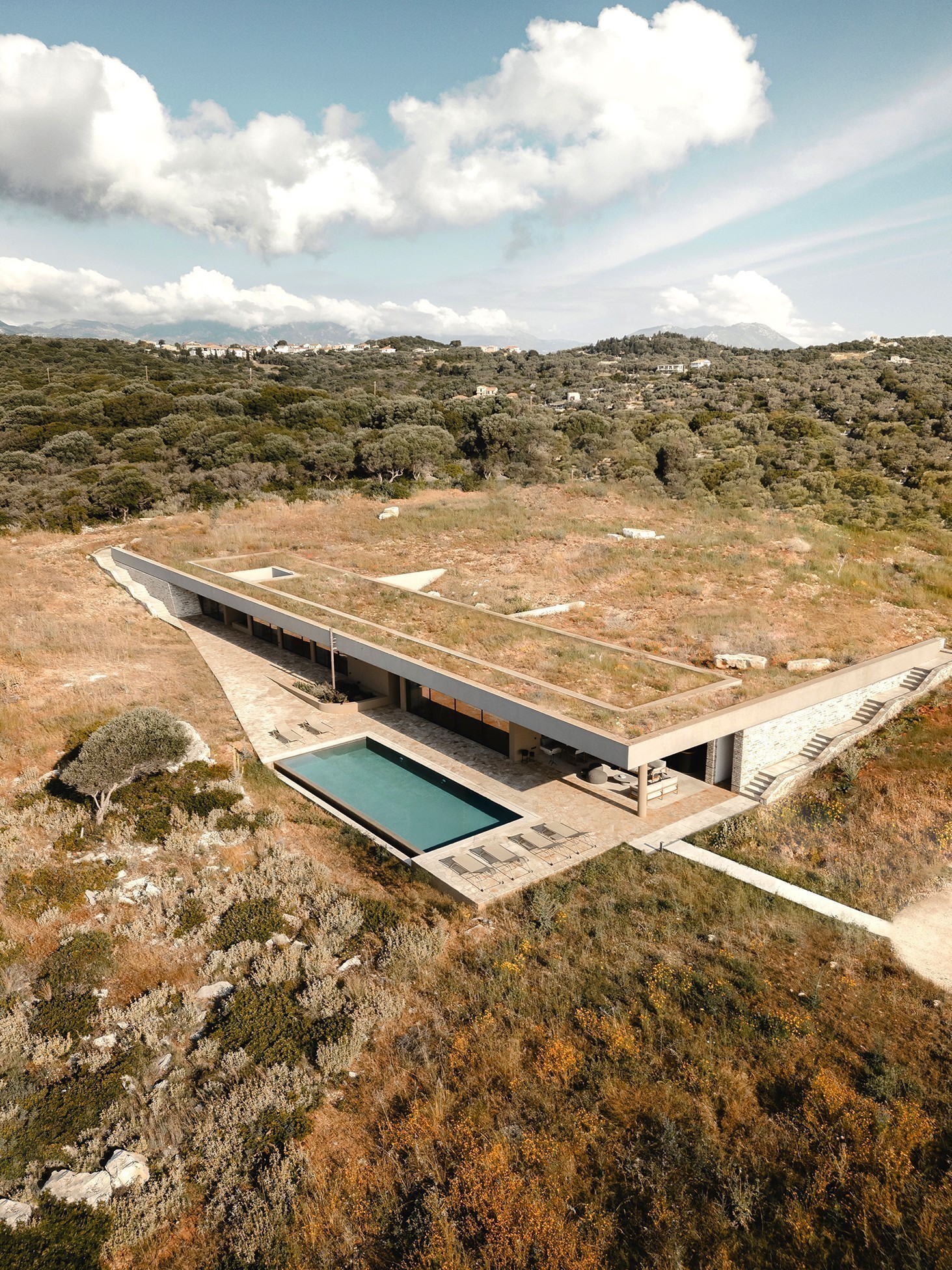 Μια εντυπωσιακή κρυμμένη κατοικία στο Μεγανήσι με μαγική θέα στο Ιόνιο