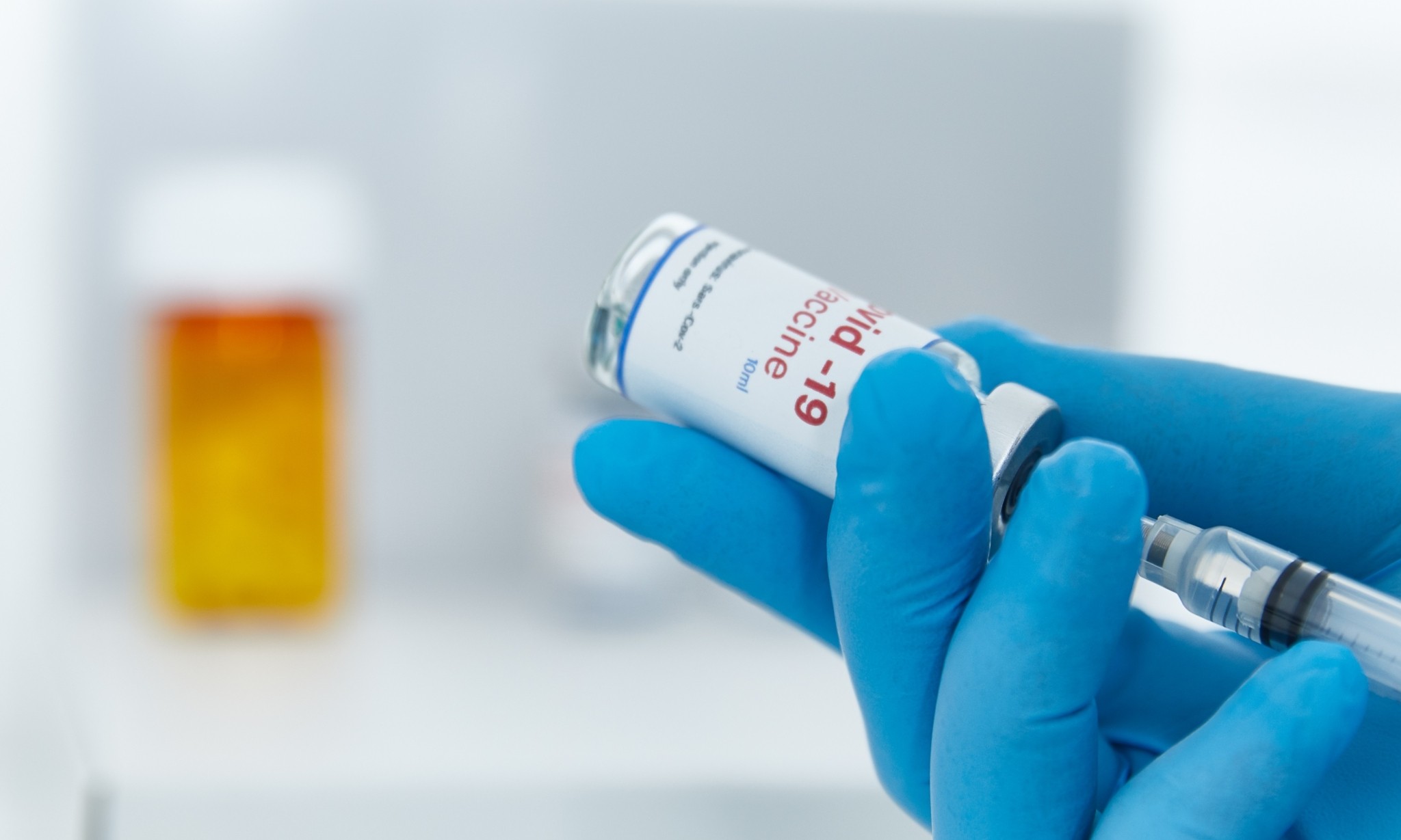 “Μας ψεκάζουν, αλλά δεν μας το λένε” – Το ψυχολογικό προφίλ των ανθρώπων που αναζητούν θεωρίες συνωμοσίας