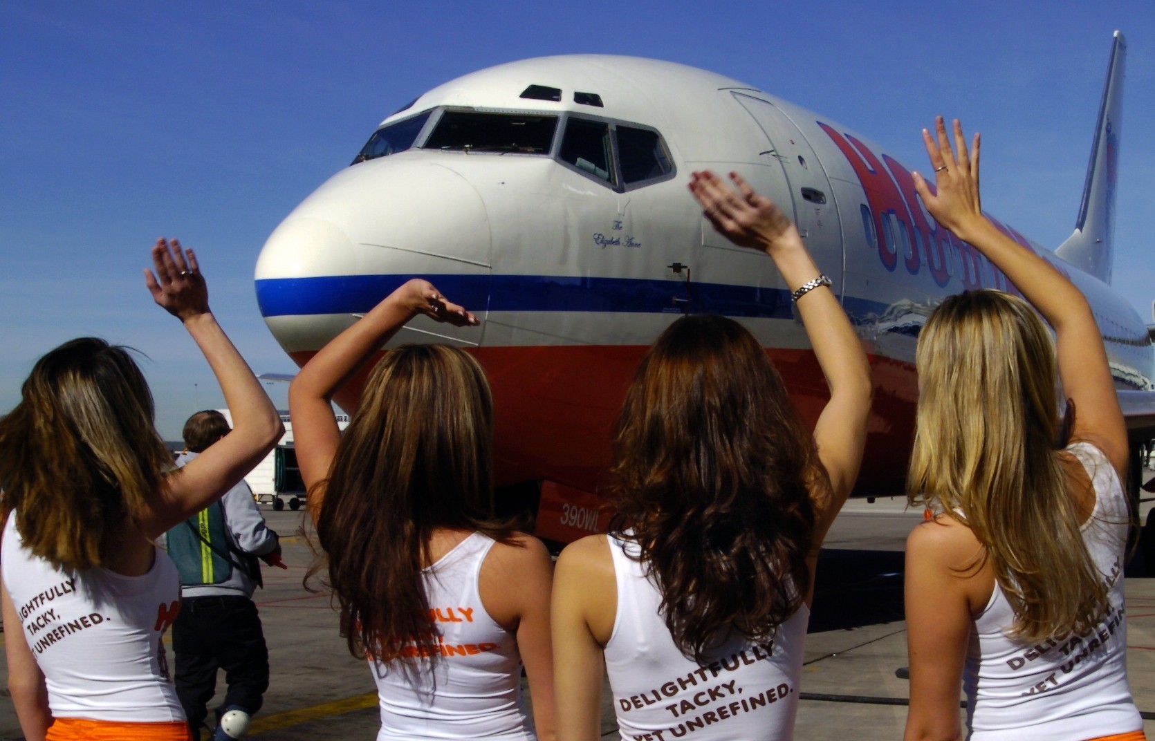Θυμάστε την Hooters Air; Ηταν η πιο σέξι αεροπορική εταιρεία που έγινε ποτέ