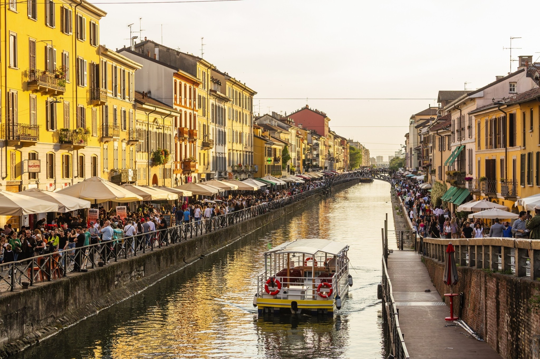 Ο προπονητής που «ψαρεύει» ποδήλατα και ηλεκτρικά πατίνια κάτω από το νερό
