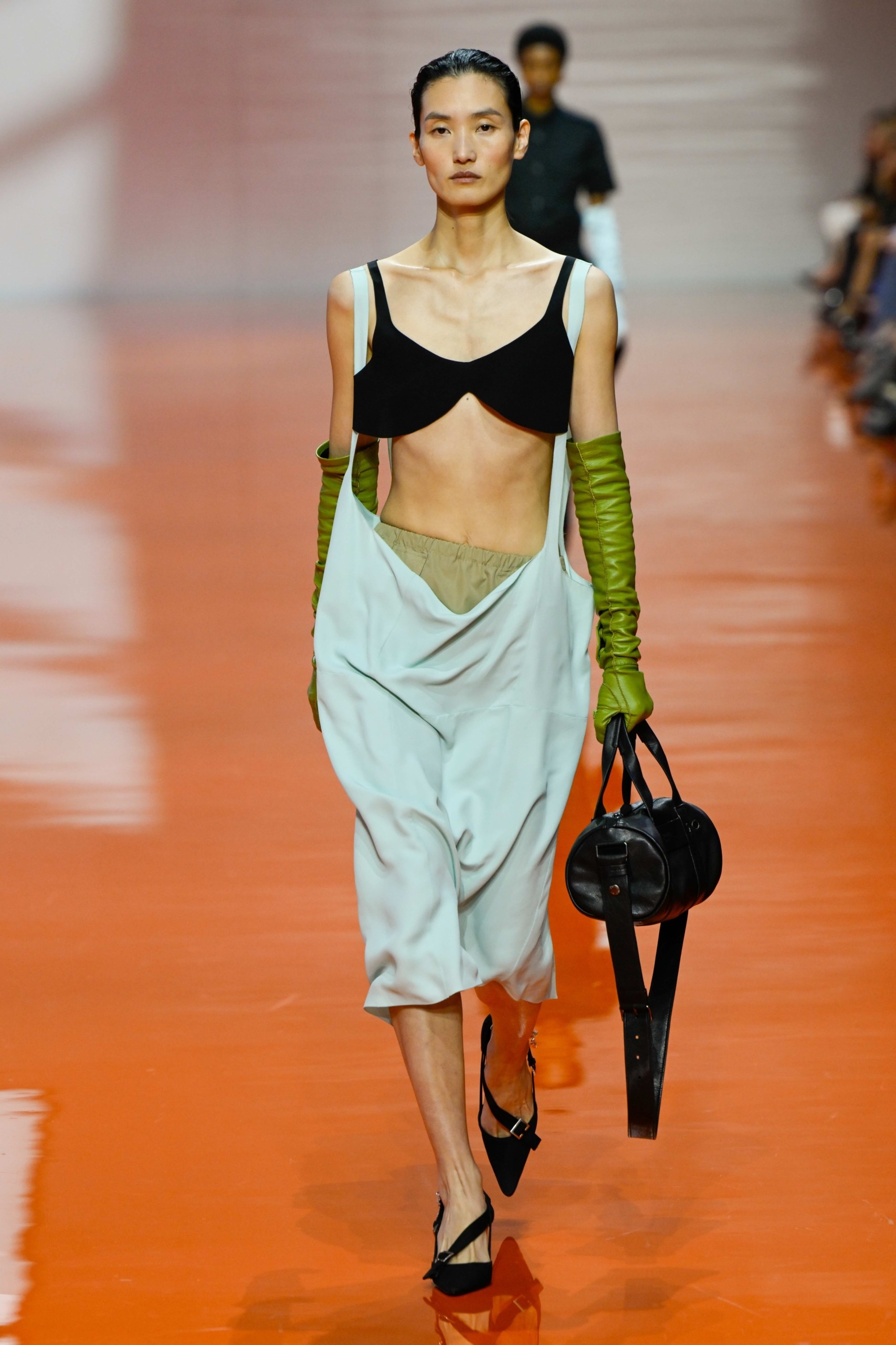 Η νέα τάση της άνοιξης: ρούχα που μοιάζουν να διαλύονται