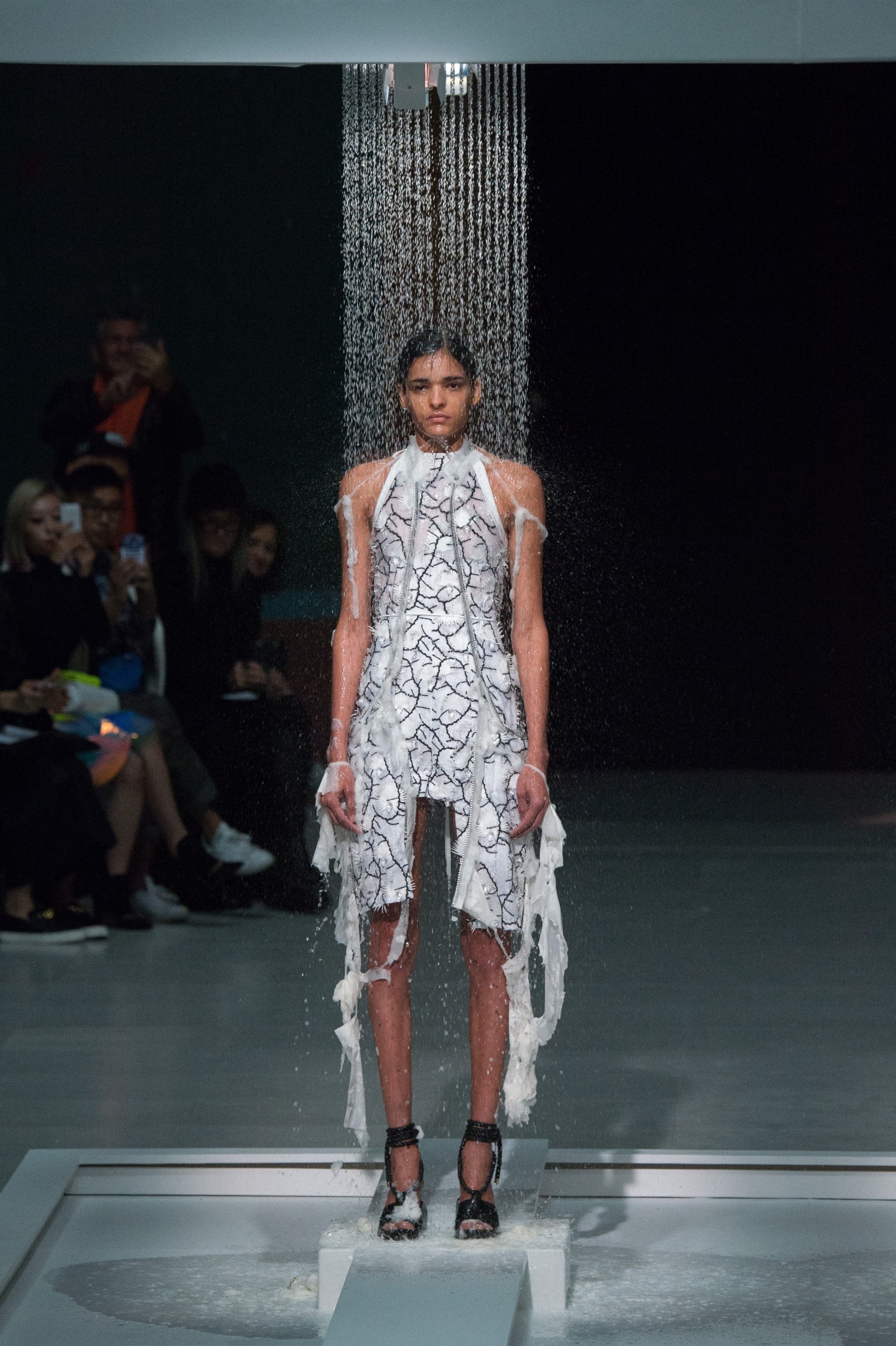 Η νέα τάση της άνοιξης: ρούχα που μοιάζουν να διαλύονται