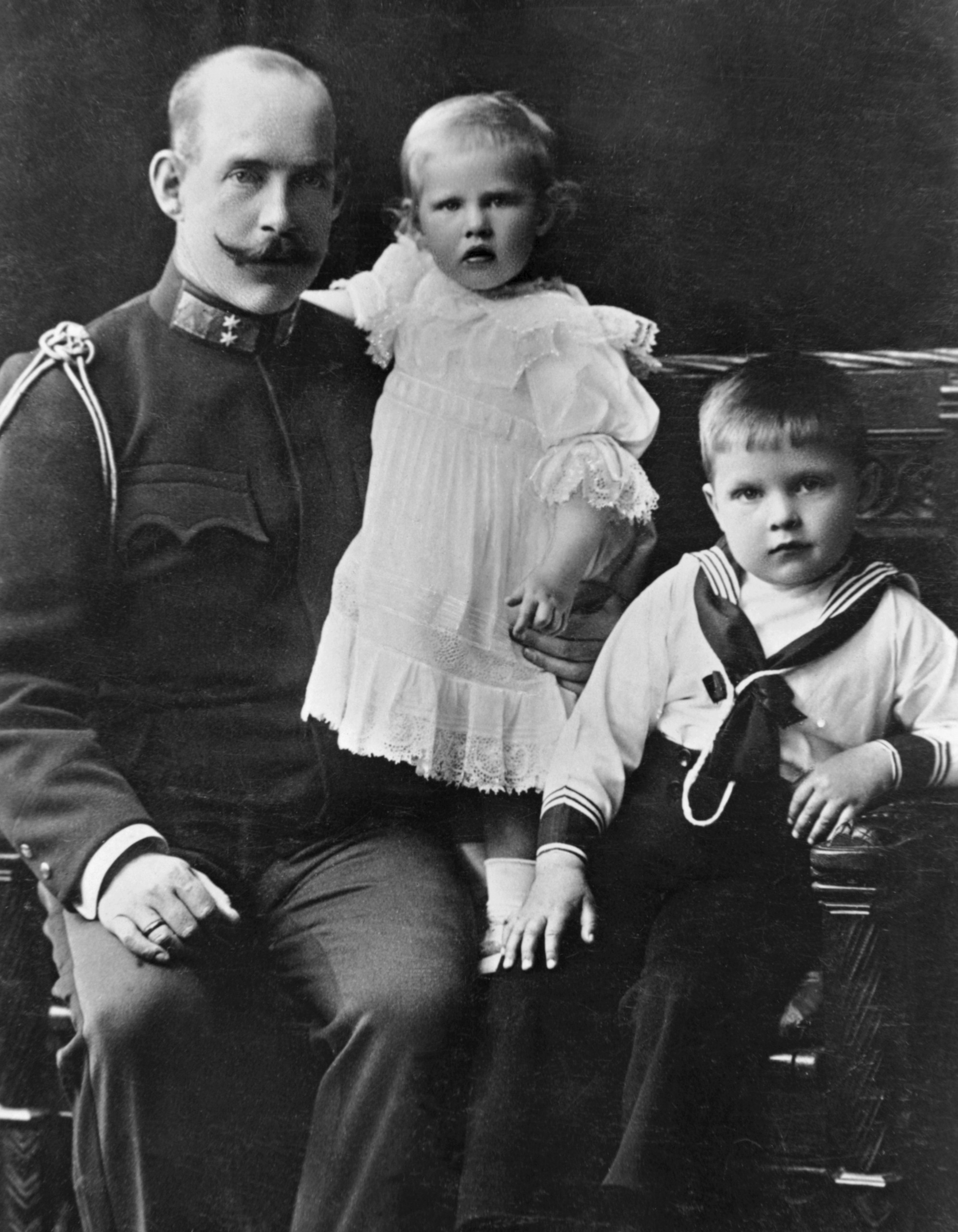 200 χρόνια Γλύξμπουργκ: Η δυναστεία που γέννησε βασιλικές οικογένειες για όλη την Ευρώπη 200 χρόνια Γλύξμπουργκ: Η δυναστεία που γέννησε βασιλικές οικογένειες για όλη την Ευρώπη