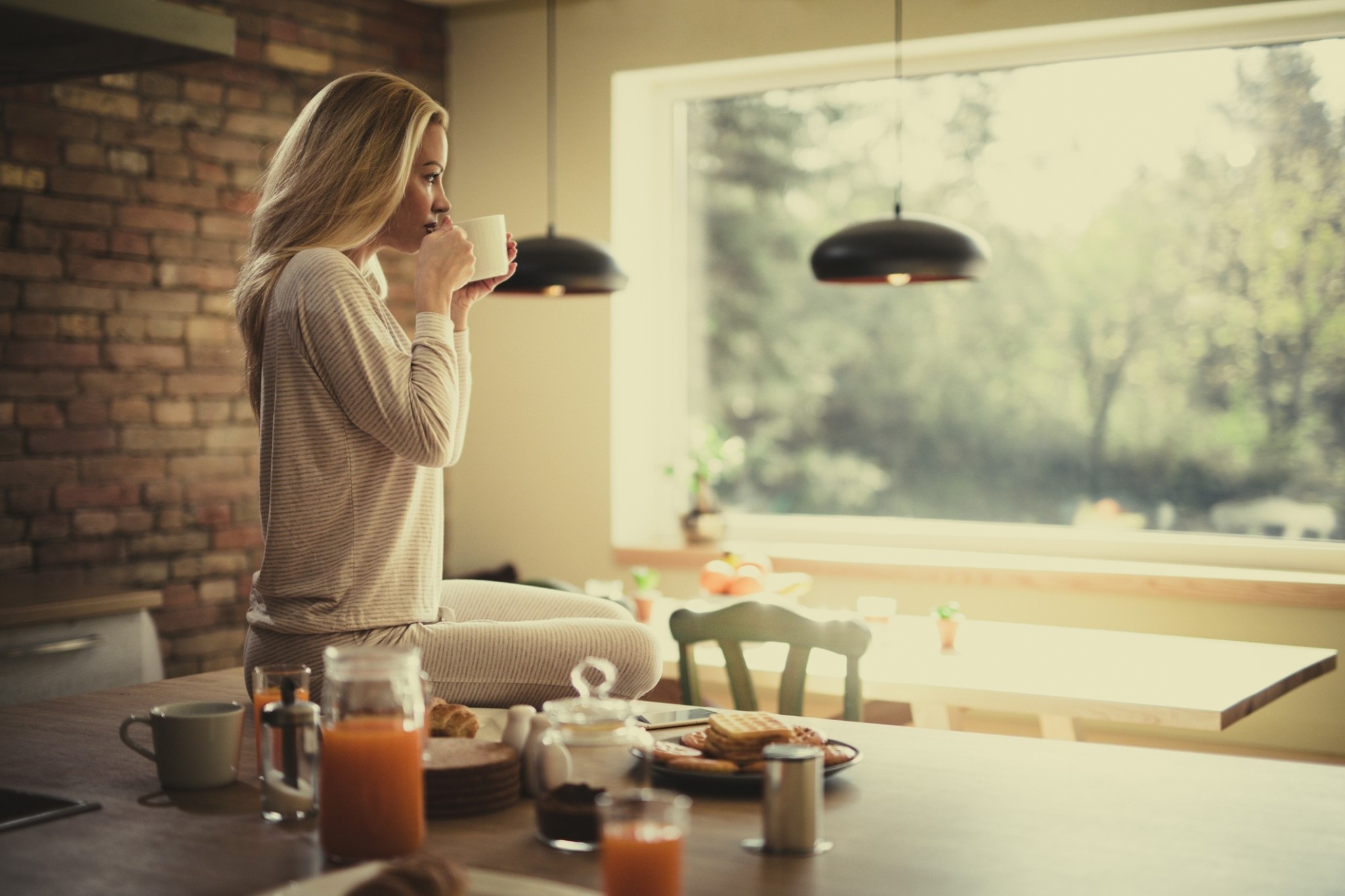 Γιατί ξαφνικά τόσοι πολλοί πίνουν σκέτο ζεστό νερό
