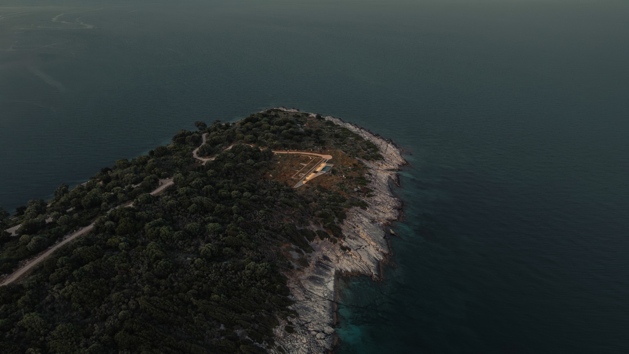 Μια εντυπωσιακή κρυμμένη κατοικία στο Μεγανήσι με μαγική θέα στο Ιόνιο