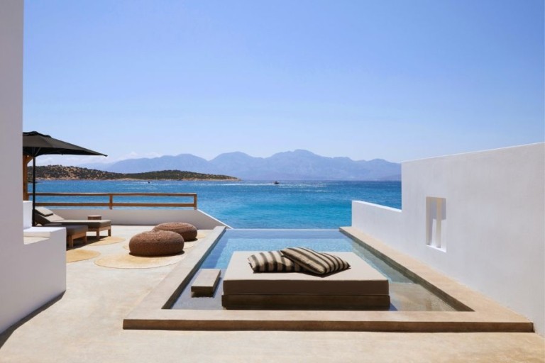 Γιώργος Μαμιδάκης-Βενετόπουλος, Bluegr Hotels: Επιχείρηση και τοπική κοινωνία πάνε χέρι-χέρι