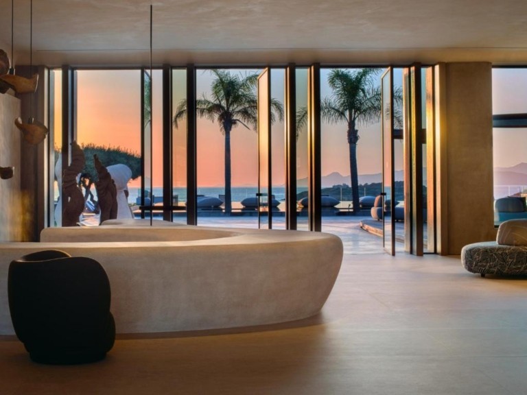 Γιώργος Μαμιδάκης-Βενετόπουλος, Bluegr Hotels: Επιχείρηση και τοπική κοινωνία πάνε χέρι-χέρι